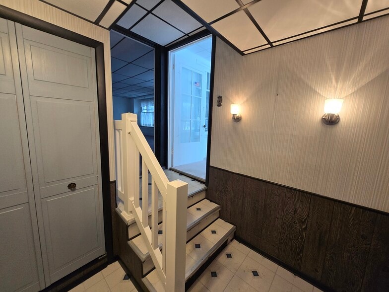 Front Entryway and foyer - 504 N Rath Ave