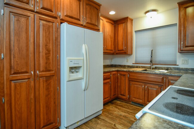Building Photo - 160 E River Dr