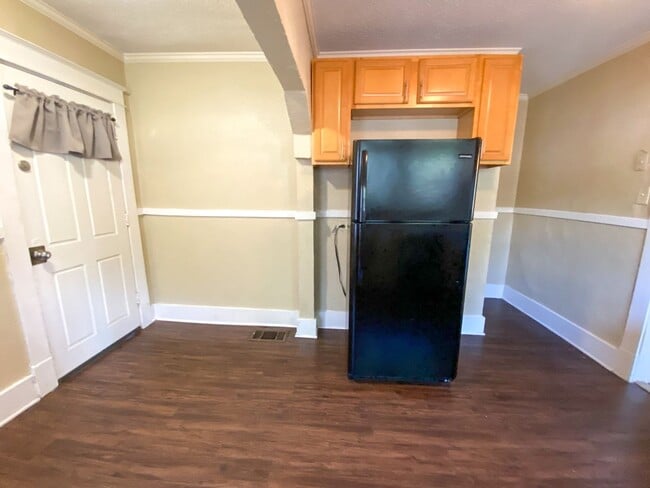 Building Photo - 2 bedroom, 1 bath near Jackson and Maury /...