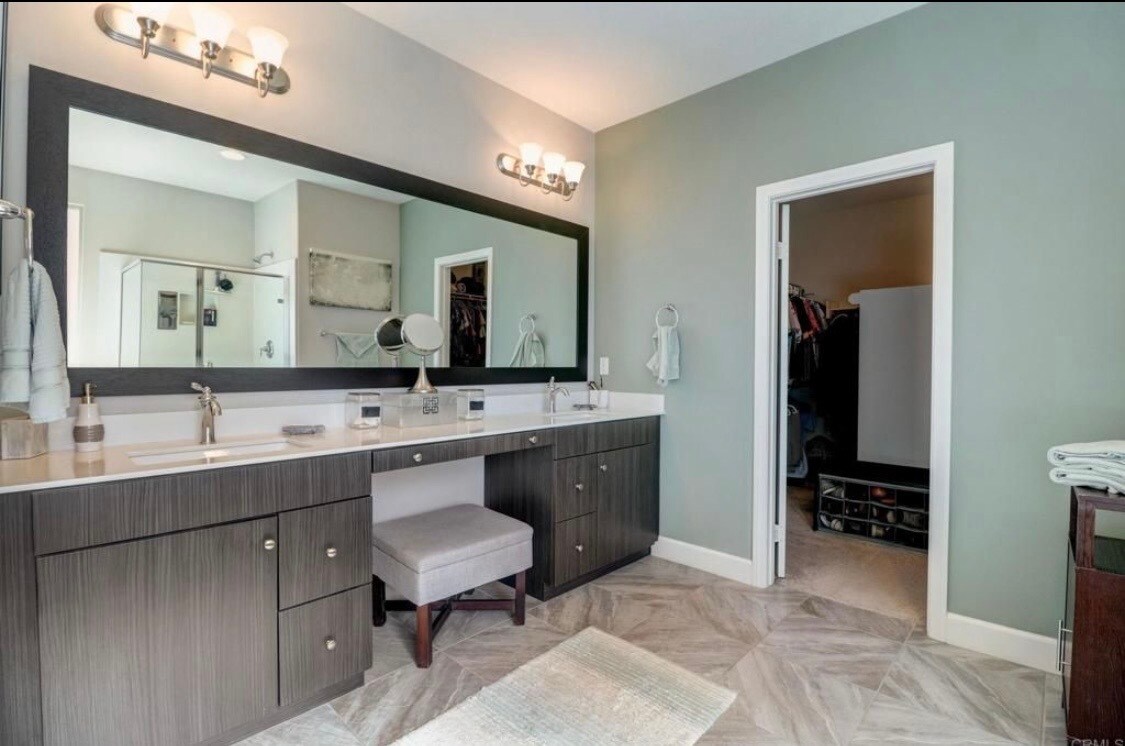 Master bathroom with large walk-in clset - 445 Adobe Estates Dr