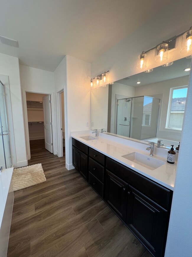 Building Photo - Gorgeous Nearly New Home With 4 Bed, 2.5 b...