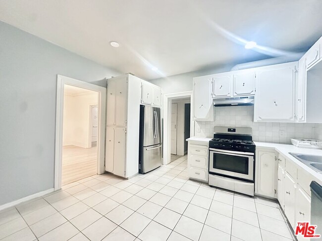 Building Photo - 6551 Franklin Ave