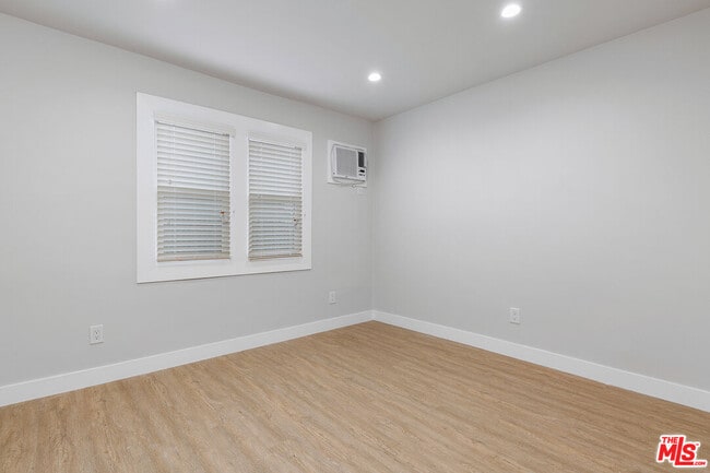 Building Photo - 2920 Alsace Ave