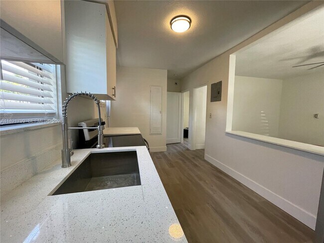 Building Photo - 126 NE 19th Ave