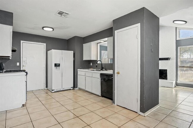 Building Photo - 2102 Lamplight Village Cir