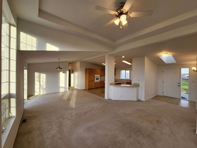Building Photo - 3 bed 2 bath 2 car garage w/ great views i...
