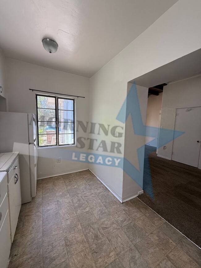 Building Photo - 127-129 S Miranda St