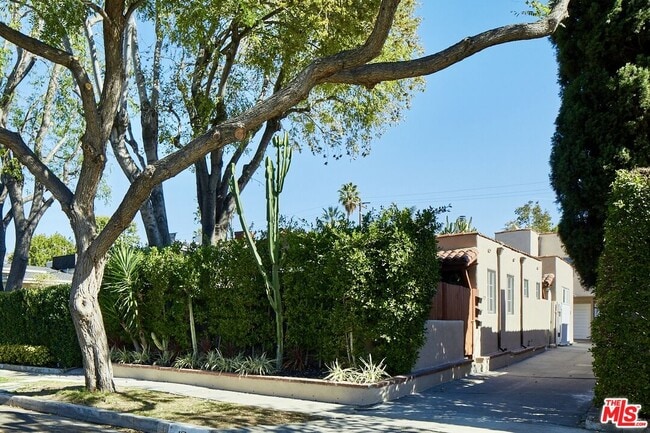 Building Photo - 412 Norwich Dr