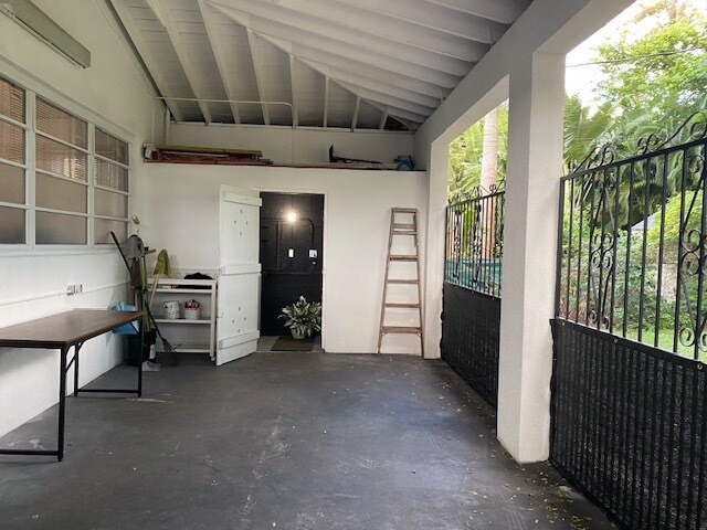 garage - 3515 Monegro St