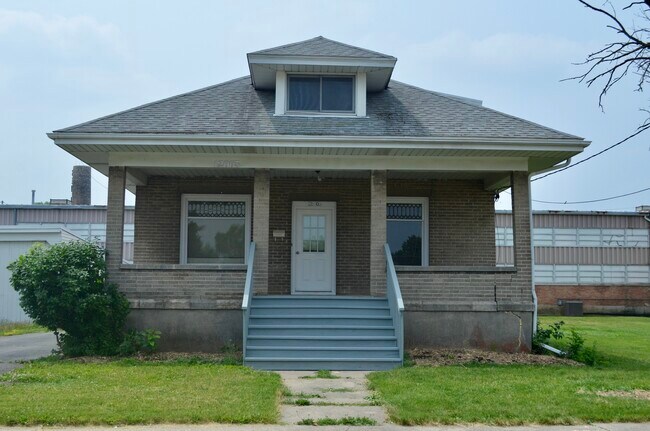 Building Photo - Fourth Street