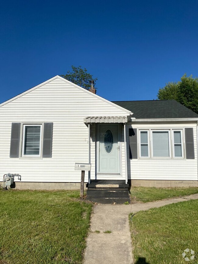 Building Photo - 2 Bedroom 1 Bath Home with 2 single stall ...