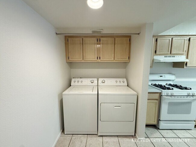 Building Photo - 2840 Lone Cliff Dr