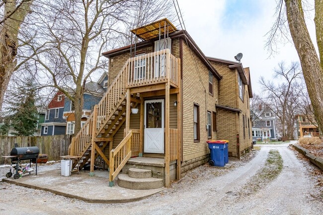 Building Photo - Three Bedroom on the NE Side of GR!
