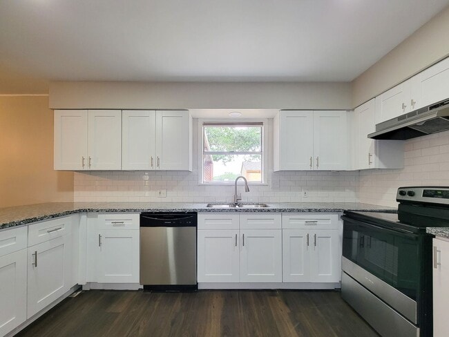 Building Photo - Welcome to your dream rental! This meticulously remodeled 3-bedroom, 2-bathroom home in the heart...