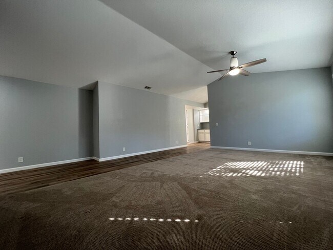 Building Photo - Beautiful 3 Bedroom Home in Roseville