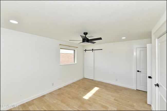 Building Photo - 3217 Wedgewood Dr