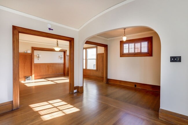 Building Photo - 3 Bed / 2 Bath charming home in upscale neighborhood near Glen Park. YouTube Tour!!