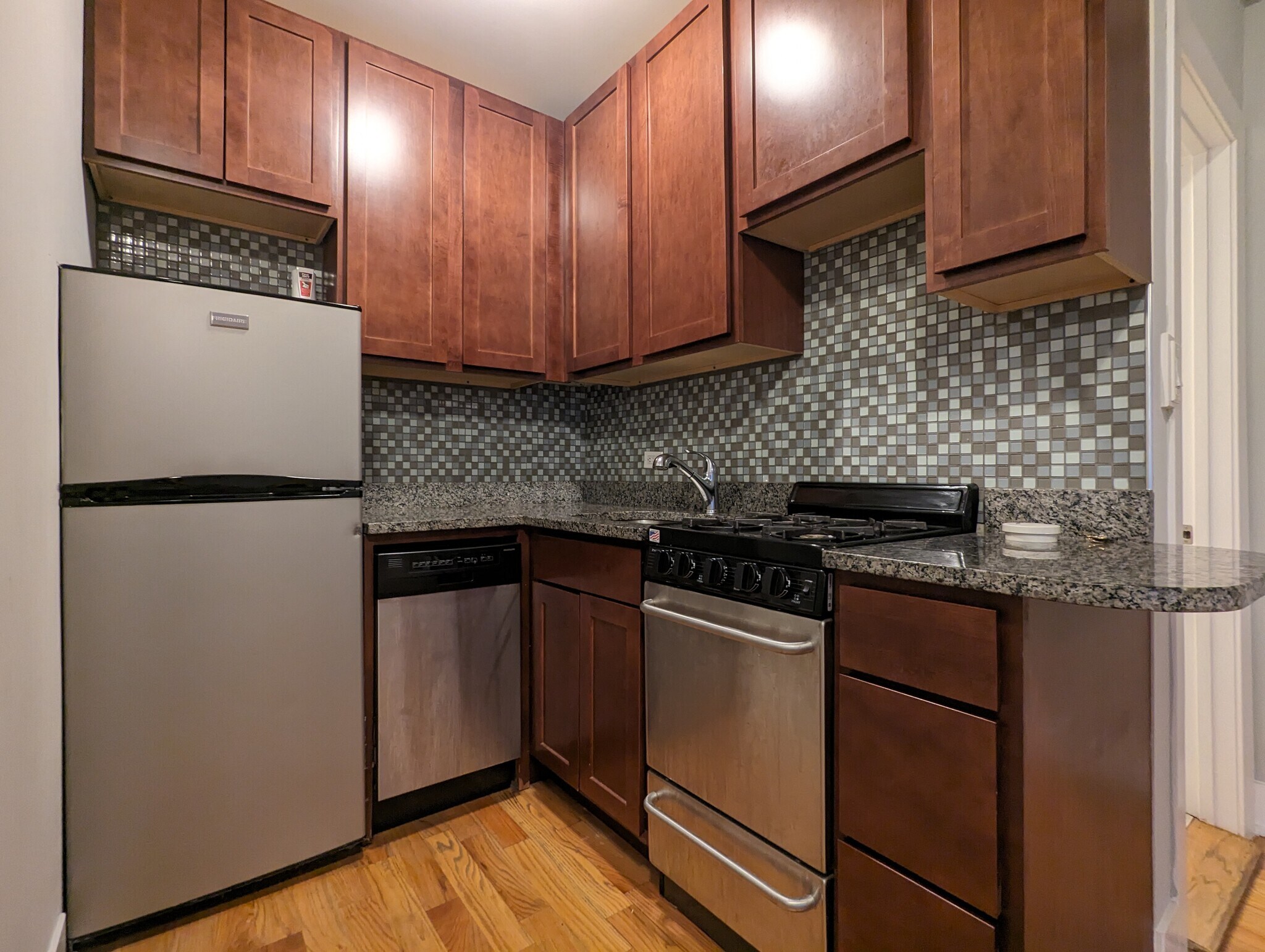 Building Photo - 833 W Wolfram St