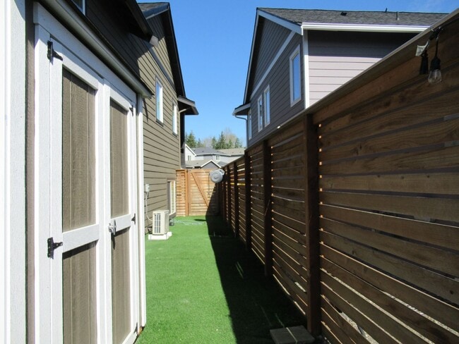 Building Photo - Light and Bright 3 bedroom, 1.5 bath home in Tehaleh