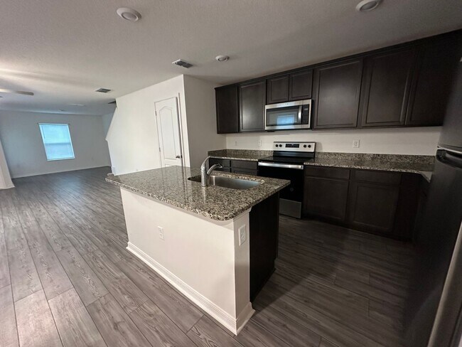 Building Photo - 3BR Townhome in Tavares with Open Floor Plan & Community Playground
