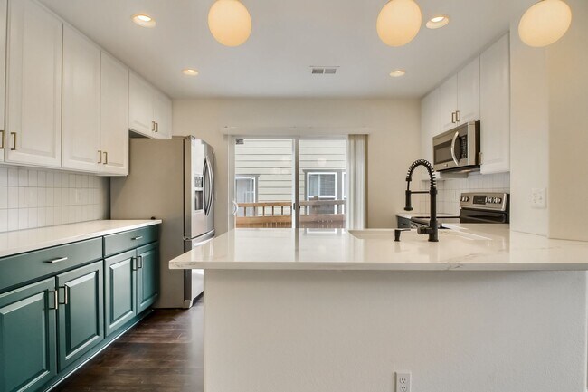 Building Photo - Beautiful 3 bedroom townhome in Central Pa...