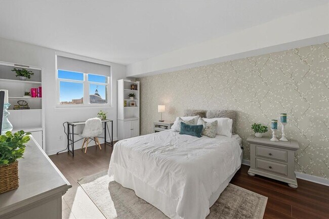 Building Photo - 300 S Duval St