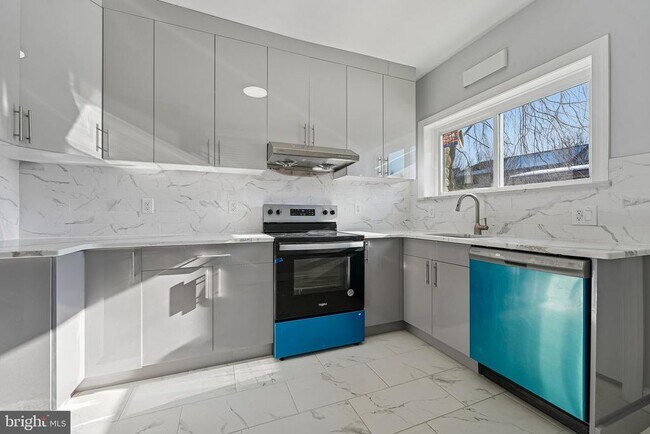 Building Photo - 92 Leigh Ave