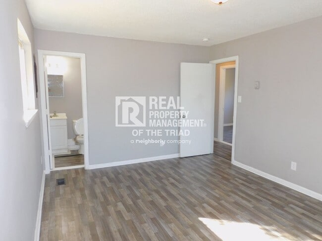 Building Photo - 3 bed/1.5 bath Bungalow in the Heart of Hi...