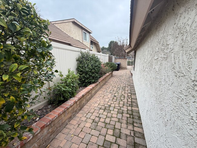 Building Photo - Beautiful 4-Bedroom Home in the Heart of Valencia!