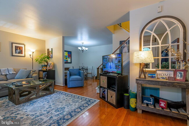 Building Photo - Stylish and Spacious Townhome with Open Floor Plan and Updated Kitchen