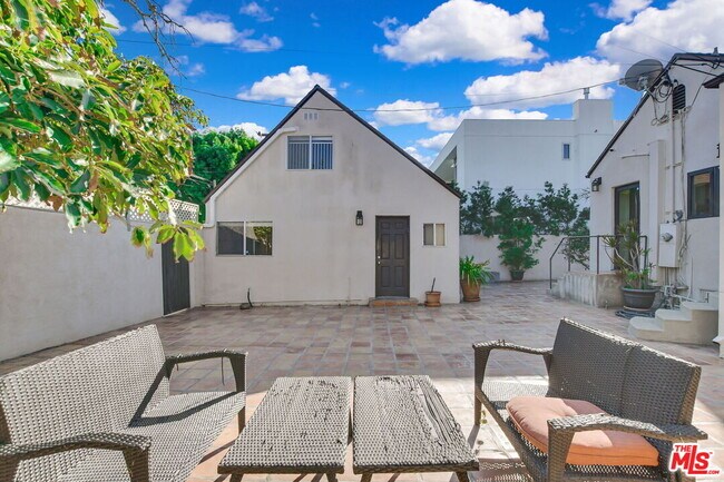 Building Photo - 344 S Swall Dr