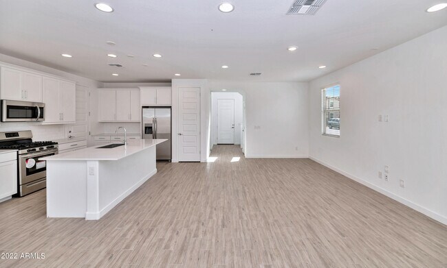 Building Photo - 9918 E Texas Ave