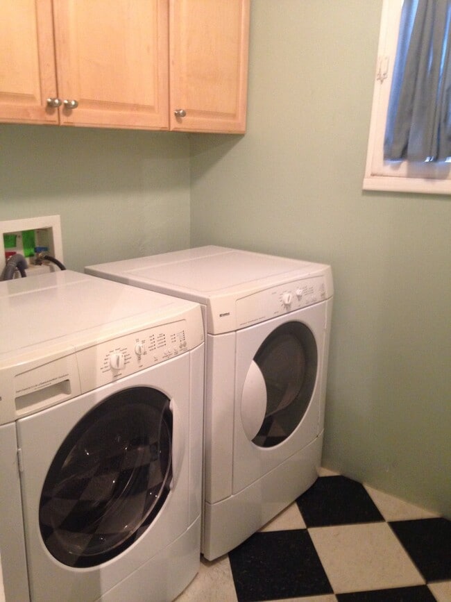 Building Photo - ABSOLUTELY DARLING 2 Bedroom  1 Bath DOWNT...