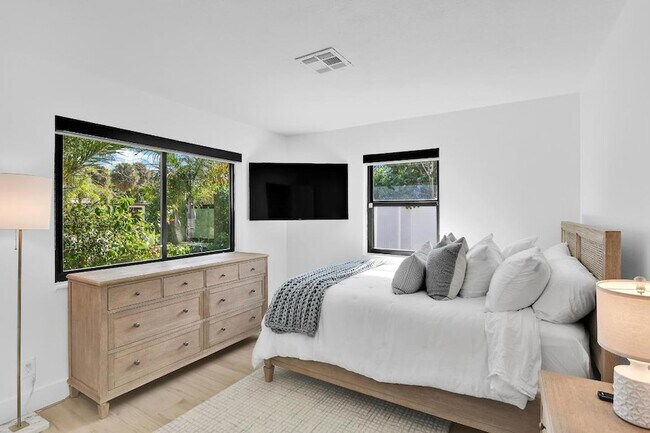 Building Photo - 3210 Palm Dr