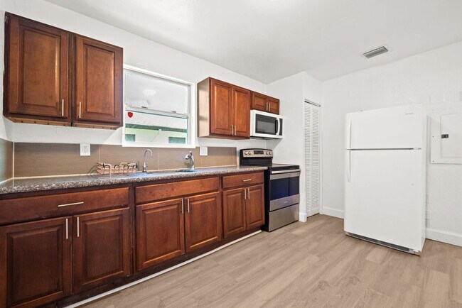 Building Photo - Charming 3-Bedroom Home in Miami - Comfortable Living in a Prime Location