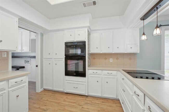 Building Photo - 1302 Dominion Dr