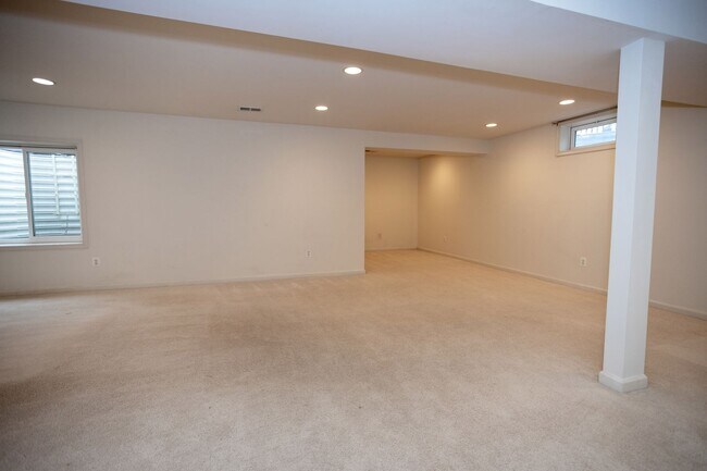 Building Photo - Spacious & Bright Home in Parks of Piedmon...