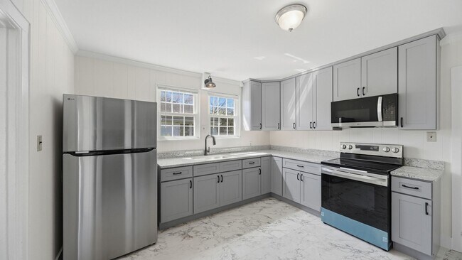 Building Photo - 3 bedroom White Oak home available NOW!