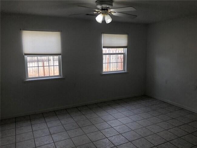 Building Photo - 624 N Wright St