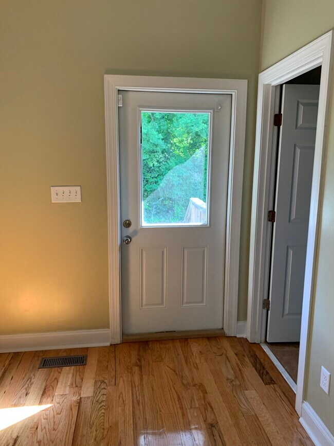 Building Photo - 1024 Hazel St