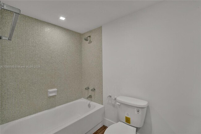 Building Photo - 9500 W Bay Harbor Dr