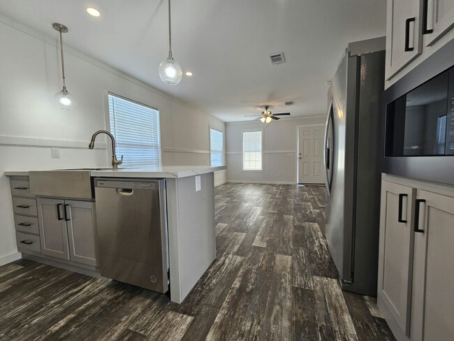 Building Photo - 16831 Oak Leaf Ct