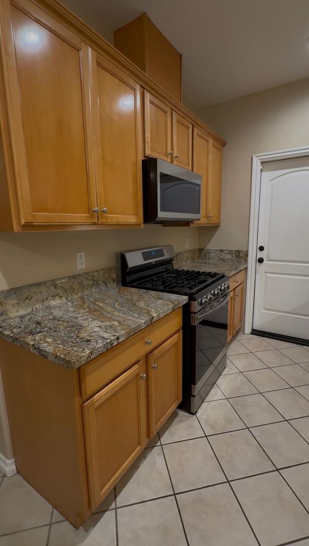 Building Photo - Charming Home Just Minutes from the Beach!