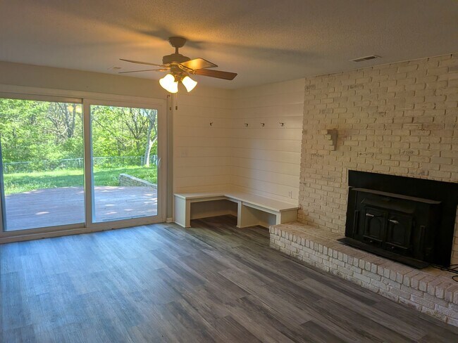 Building Photo - 7802 Rollingwood W Dr