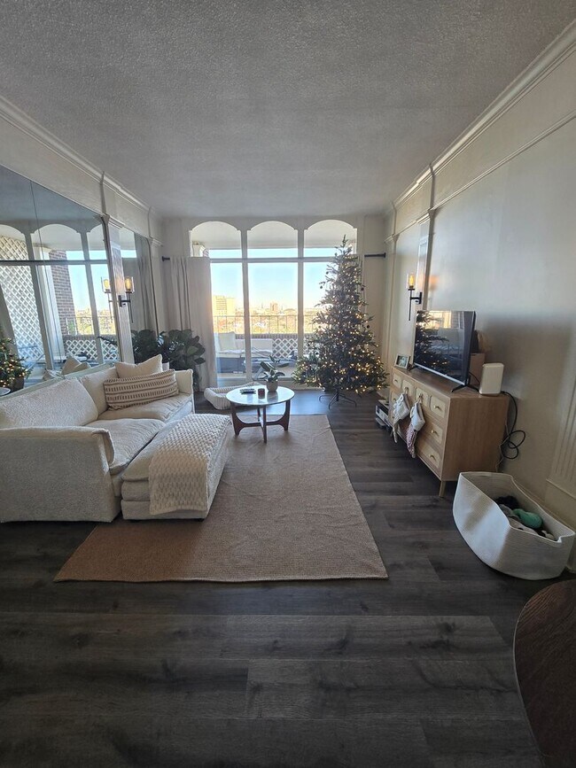 Building Photo - 14L