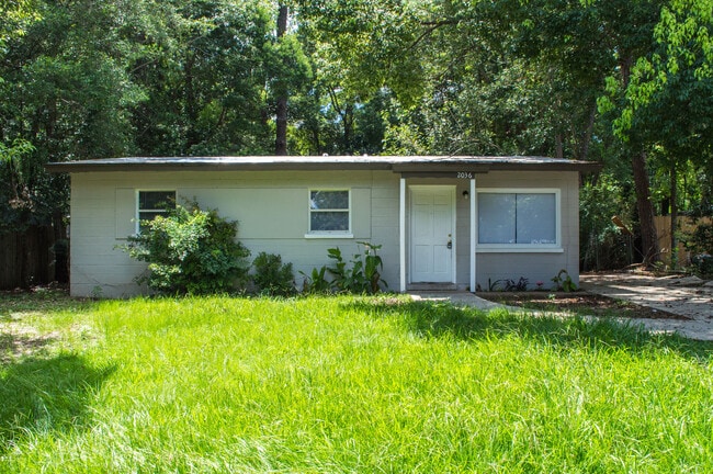 Primary Photo - Cozy Home Off Lake Bradford!