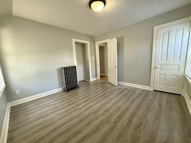 Building Photo - Large 2 bedroom, 1 bath for rent.