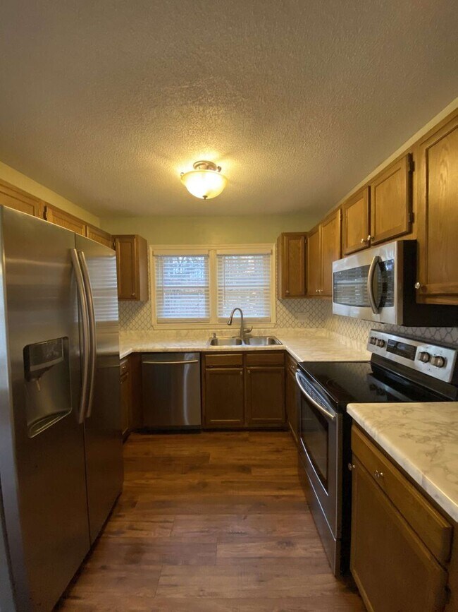 Building Photo - Charming 3 Bed Colonial in Woodcroft!
