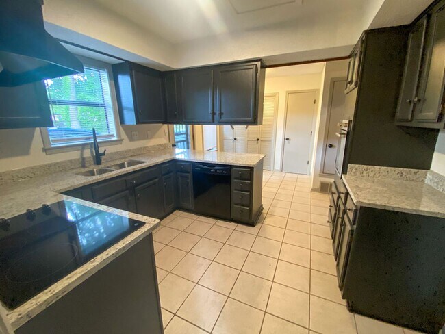 Building Photo - 3 bed / 2 bath in Memphis near Old Brownsv...