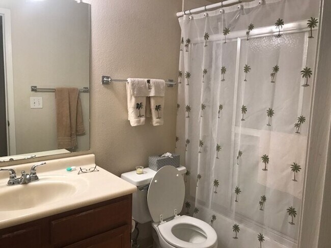 Building Photo - 2 Bed 1 Bath Washer/Dryer in unit!